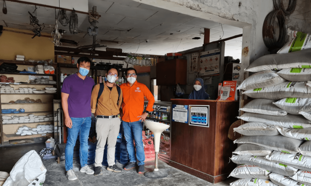 Co-founder of Semaai, Abhishek Gupta, and Principal of Accion Venture Lab, Paolo Limcaoco, meeting toko tanis at their local shop