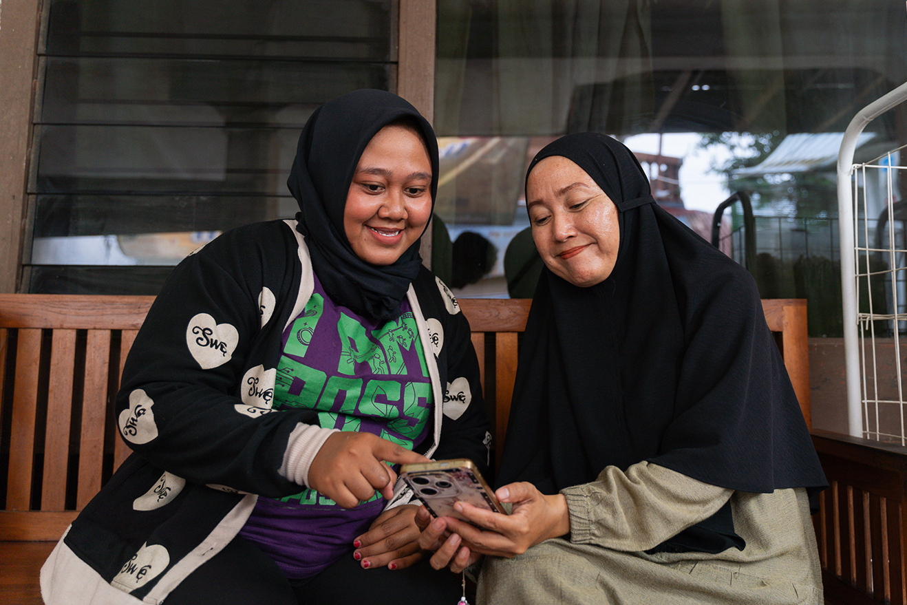 Anis demonstrates how to use Amartha's app